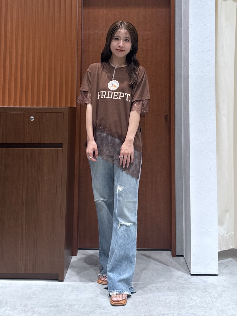 ブラウン系のTシャツ/カットソー、ブルー系のデニムパンツ、その他のサンダルを着用したレディースの夏コーディネートの9枚目の写真