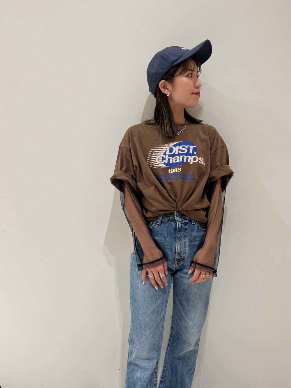 ブラウン系のTシャツ/カットソー、ブラック系のTシャツ/カットソー、ブルー系のデニムパンツを着用したレディースの夏コーディネートの10枚目の写真