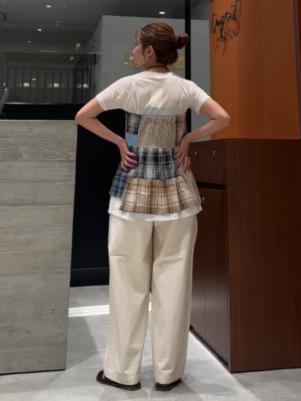 ホワイト系のその他パンツ、その他のチューブトップ、ホワイト系のTシャツ/カットソーを着用したレディースの春コーディネートの5枚目の写真