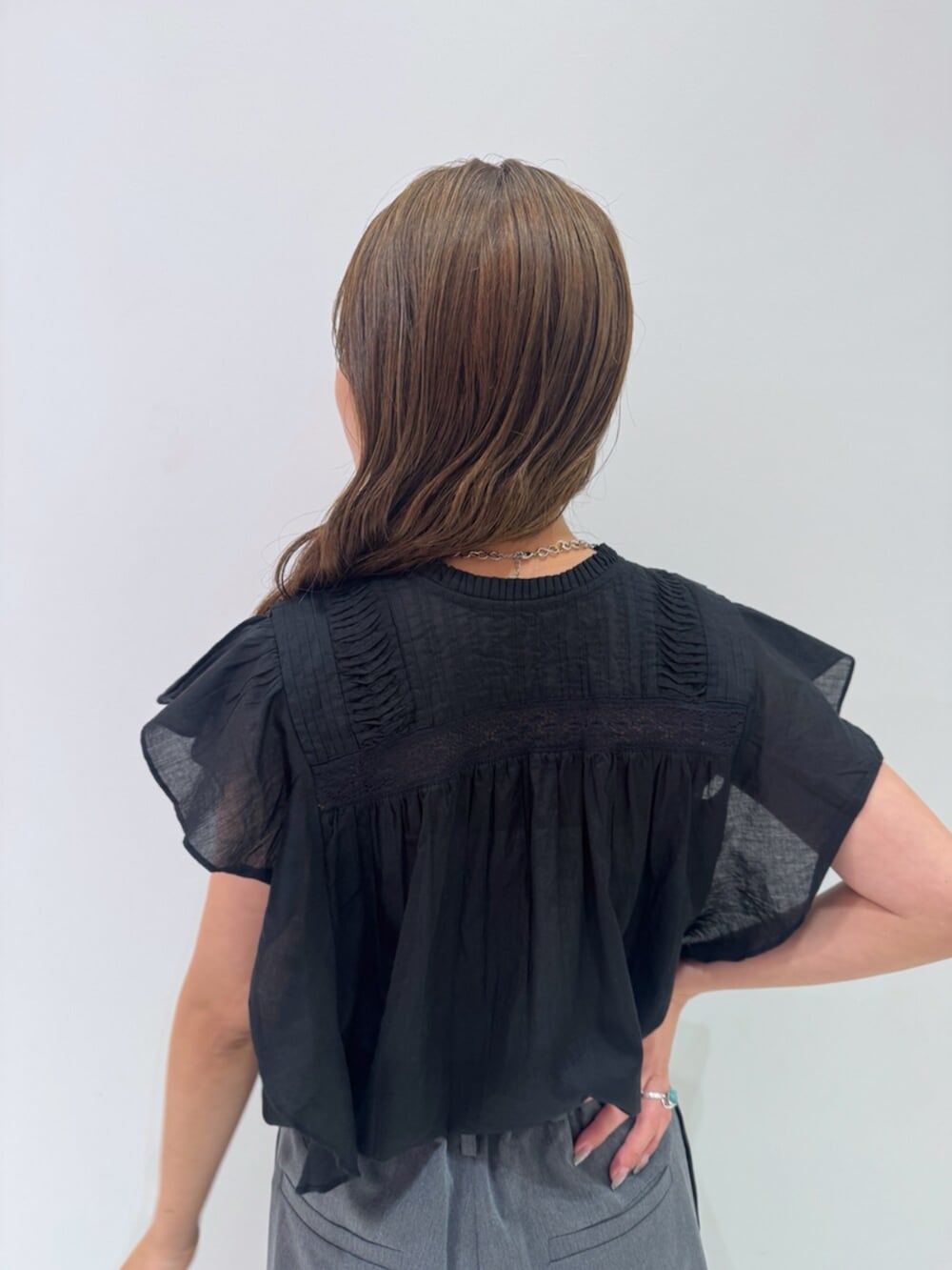 その他のサンダル、グレー系のその他パンツ、ブラック系のシャツ/ブラウスを着用したレディースの夏コーディネートの6枚目の写真