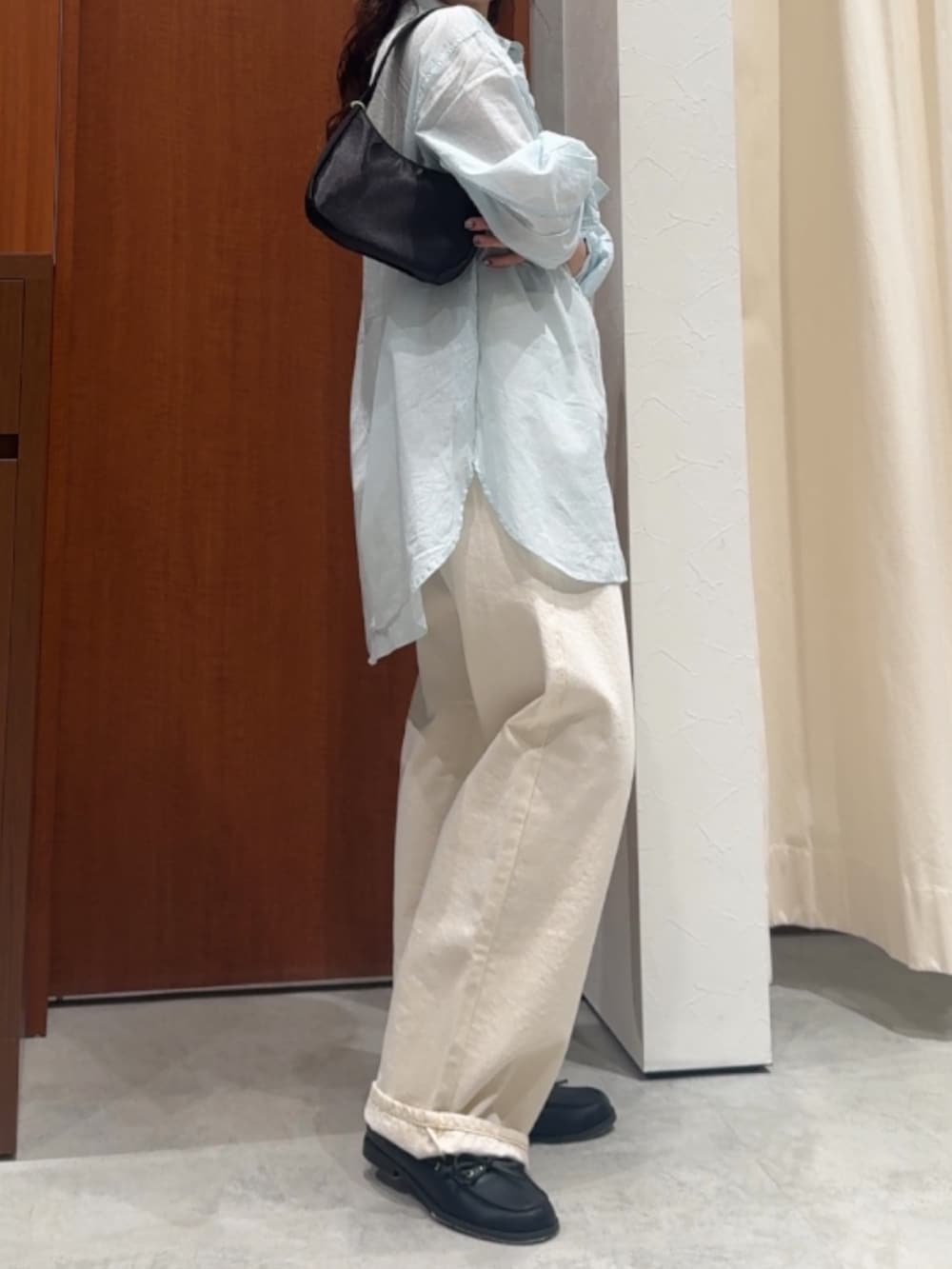 ホワイト系のデニムパンツ、ブルー系のシャツ/ブラウス、ブラック系のローファーを着用したレディースの春コーディネートの3枚目の写真