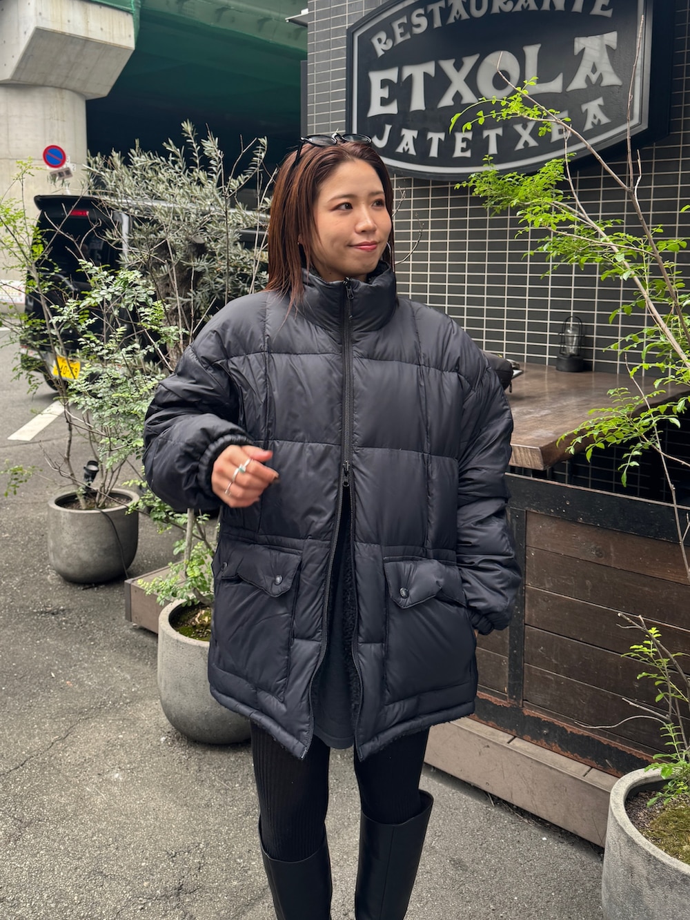 ブラック系のダウンジャケット/コートを着用したレディースの秋コーディネートの10枚目の写真