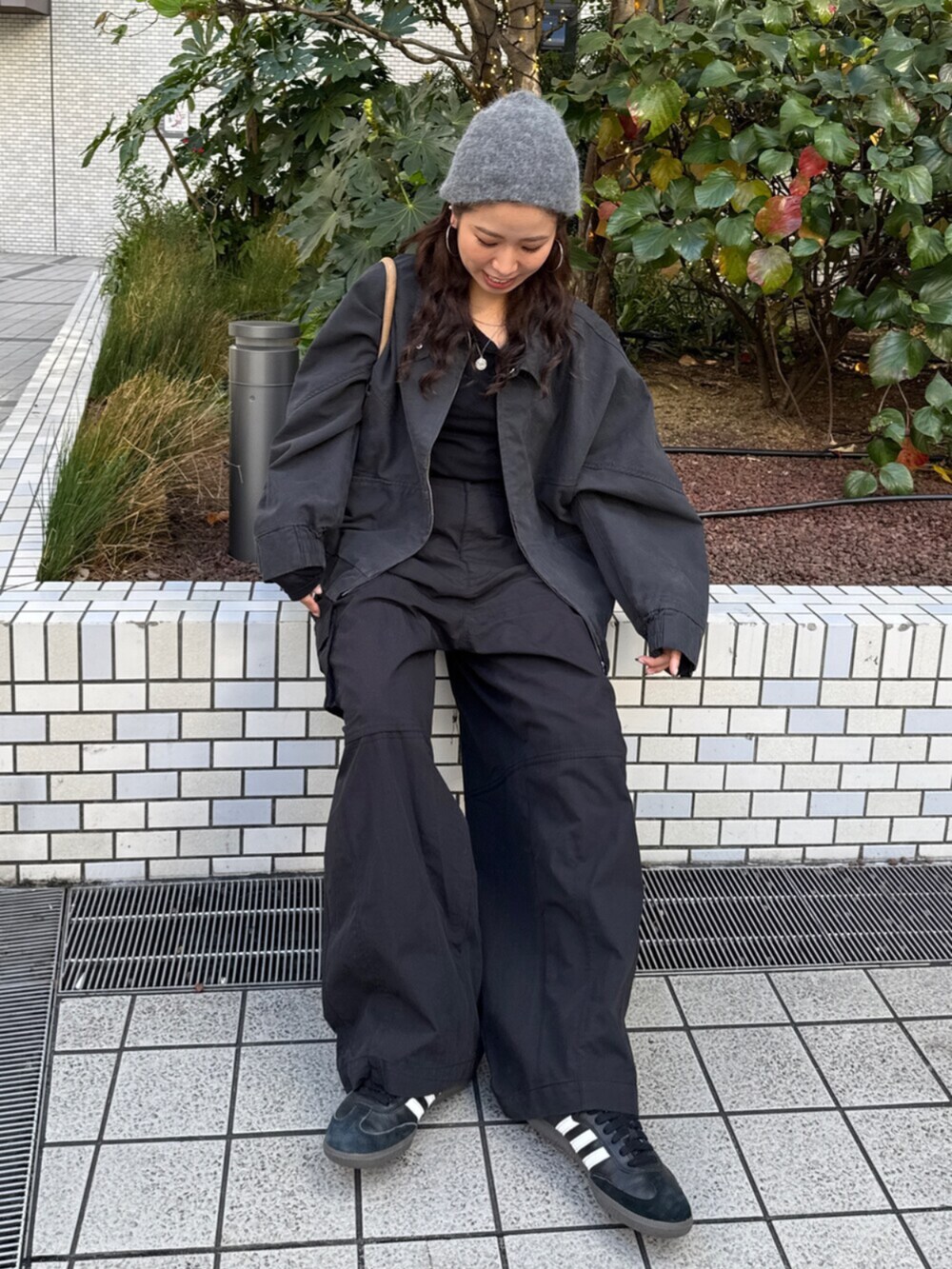 ブラック系のその他パンツ、グレー系のブルゾンを着用したレディースの冬コーディネートの9枚目の写真