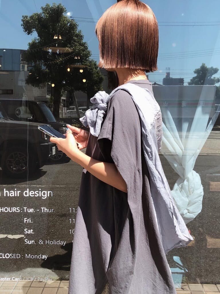 グレー系のTシャツ/カットソーを着用したレディースの夏コーディネートの2枚目の写真