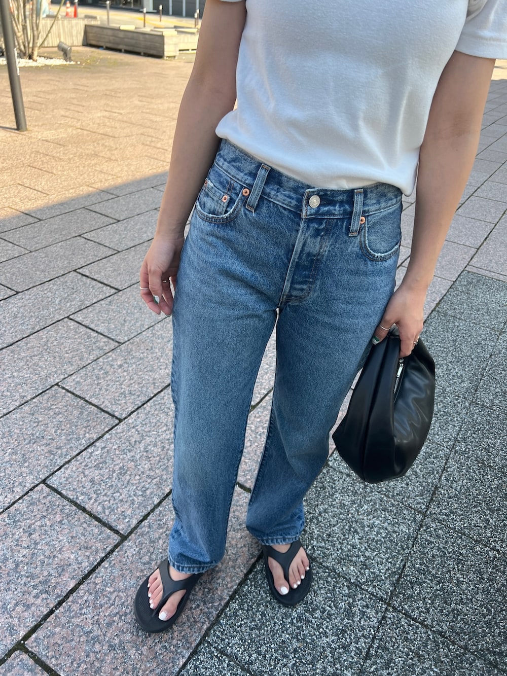 ブルー系のデニムパンツ、ホワイト系のTシャツ/カットソーを着用したレディースの夏コーディネートの10枚目の写真