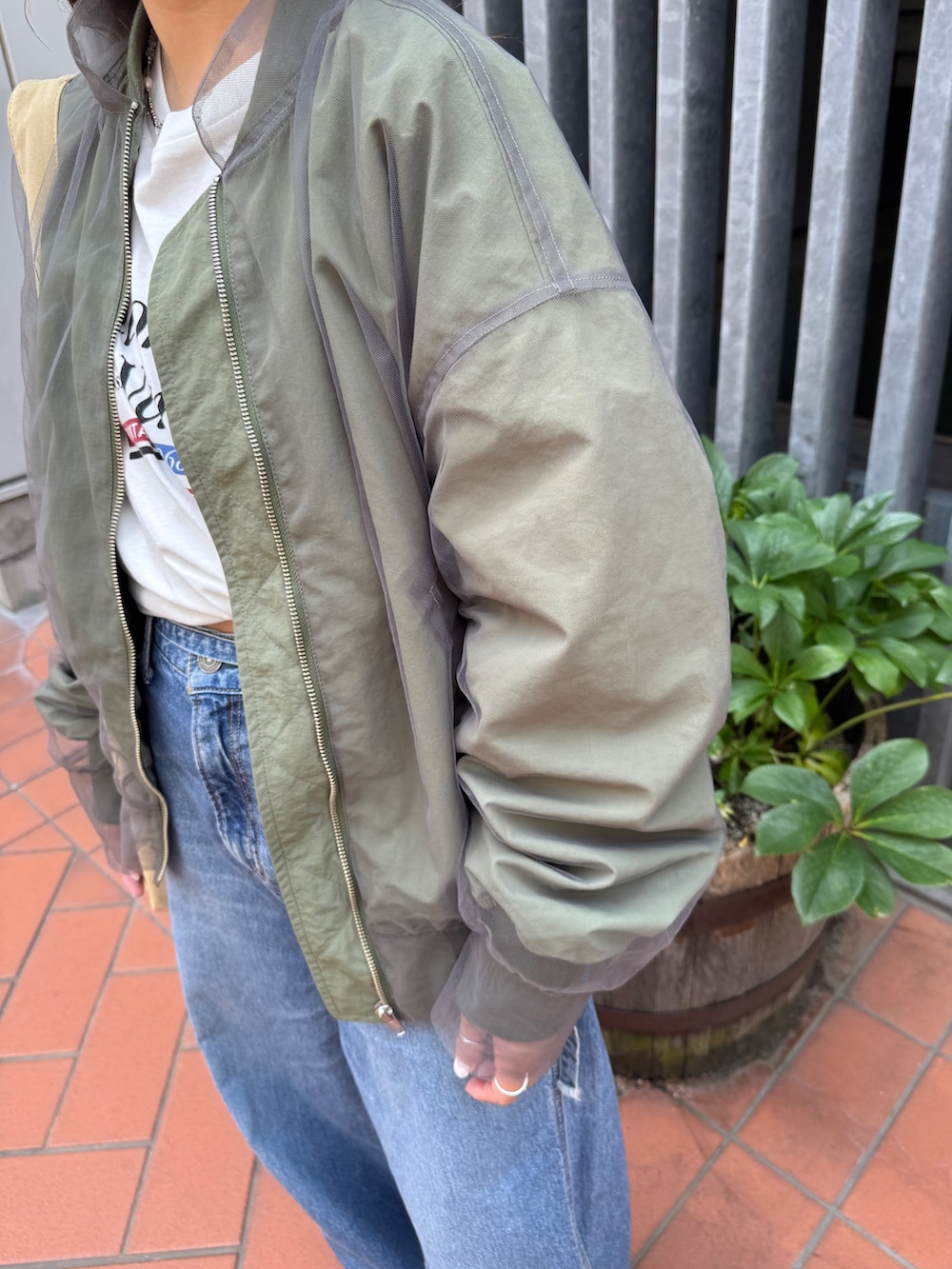 ベージュ系のトートバッグ、ホワイト系のタンクトップ、ブルー系のデニムパンツを着用したレディースの夏コーディネートの8枚目の写真