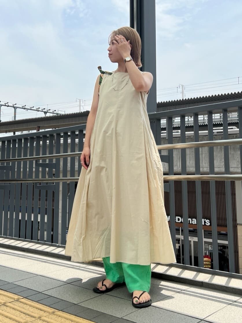 ベージュ系のワンピース、グリーン系のその他パンツ、ブラック系のサンダルを着用したレディースの春コーディネートの4枚目の写真