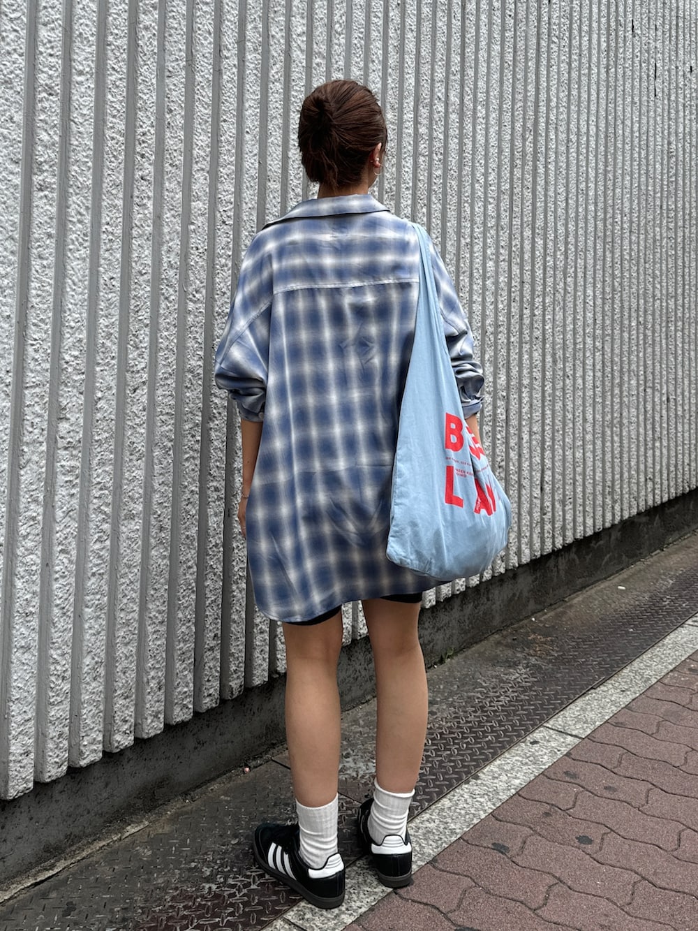 ブルー系のシャツ/ブラウス、ブルー系のエコバッグ/サブバッグを着用したレディースの夏コーディネートの3枚目の写真