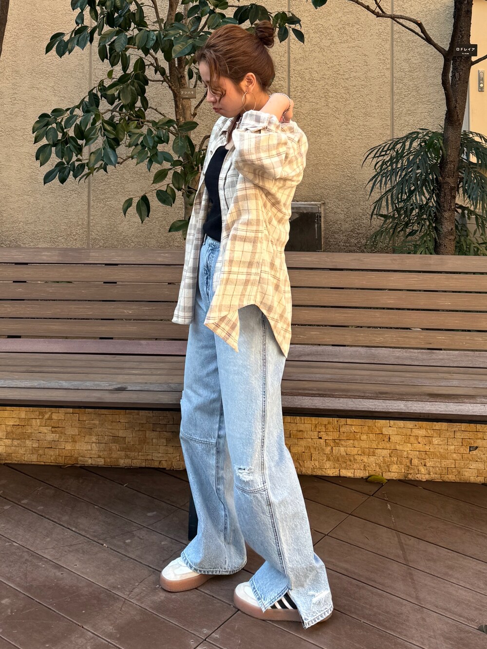 ホワイト系のシャツ/ブラウス、ブルー系のデニムパンツを着用したレディースの冬コーディネートの3枚目の写真