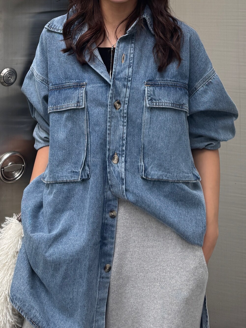 ブルー系のシャツ/ブラウス、ホワイト系のハンドバッグ、グレー系のその他パンツを着用したレディースの秋コーディネートの8枚目の写真