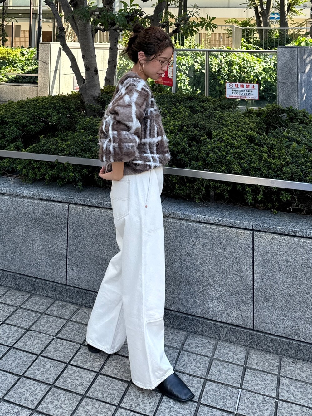 ブラウン系のニット/セーター、ホワイト系のデニムパンツを着用したレディースの秋コーディネートの8枚目の写真