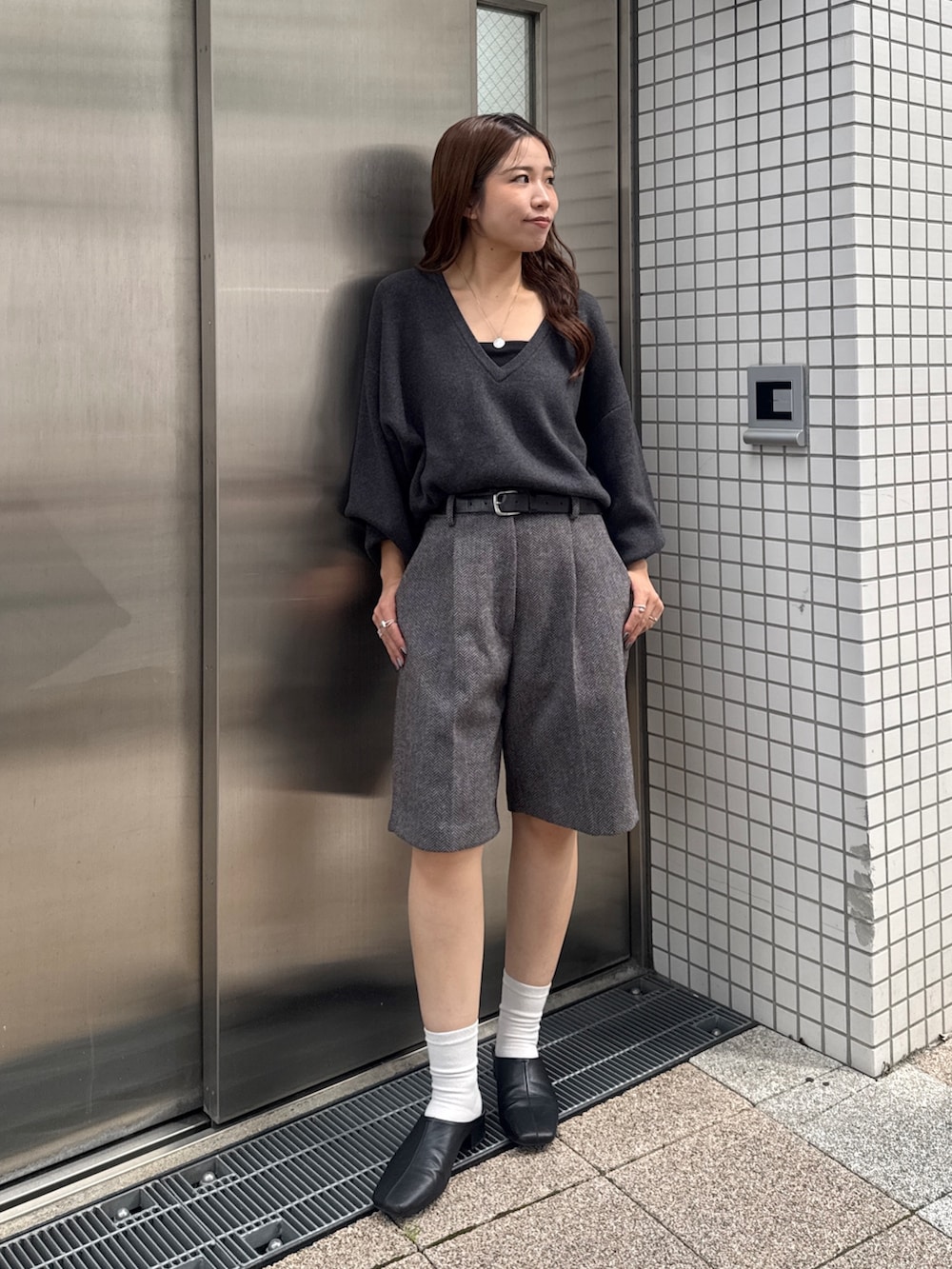 グレー系のその他パンツ、グレー系のテーラードジャケット、グレー系のニット/セーターを着用したレディースの秋コーディネートの7枚目の写真