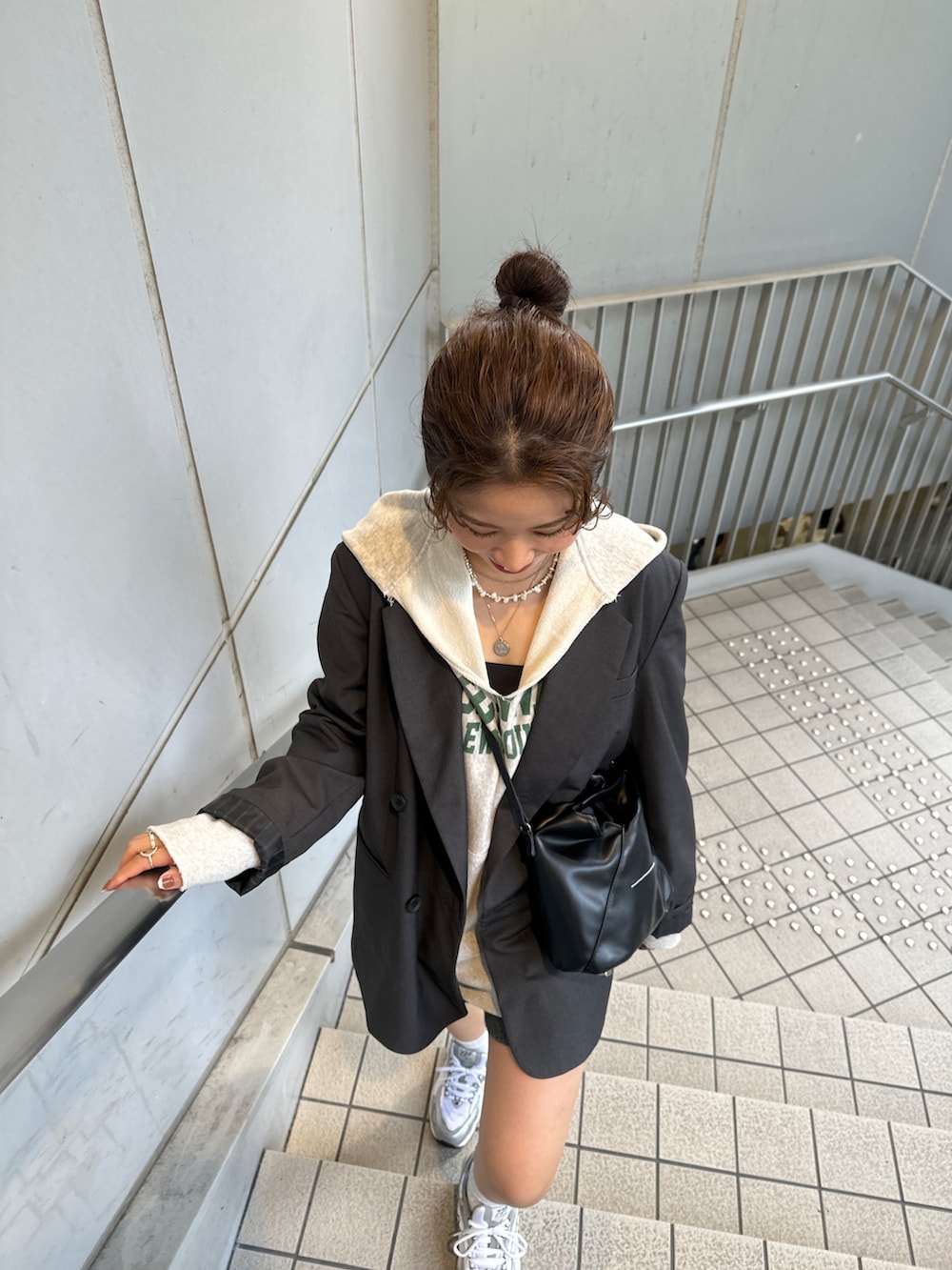 グレー系のテーラードジャケット、グレー系のパーカー、グレー系のその他パンツを着用したレディースの秋コーディネートの10枚目の写真