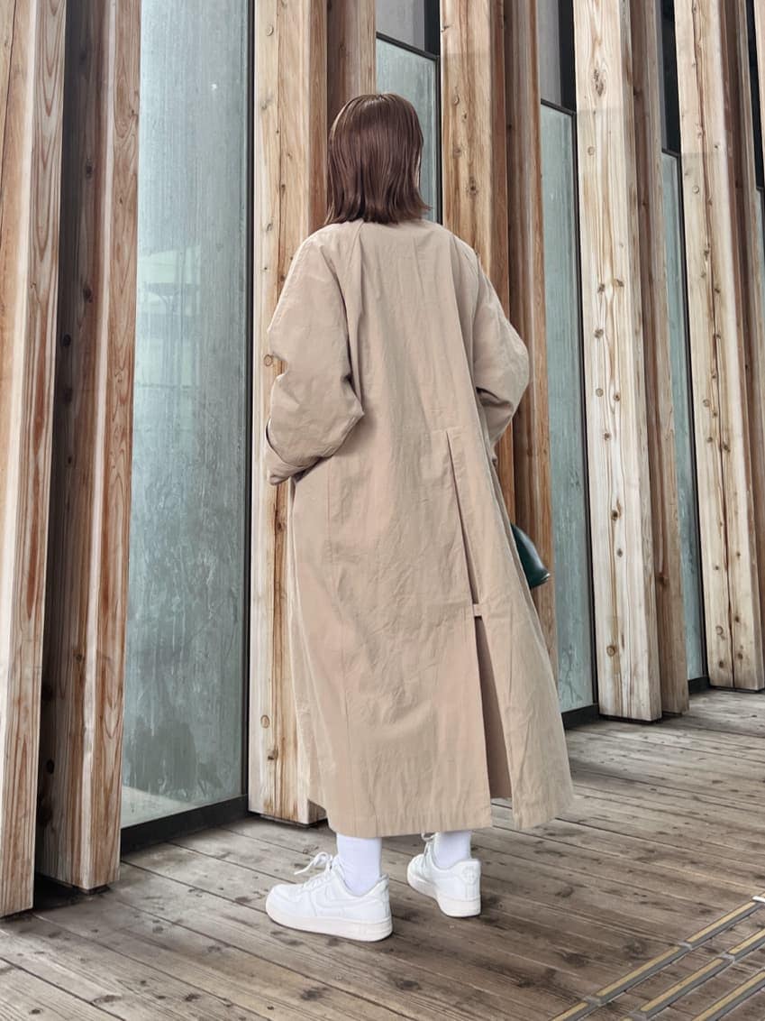 ベージュ系のステンカラーコート、ベージュ系のステンカラーコート、ブルー系のTシャツ/カットソーを着用したレディースの秋コーディネートの8枚目の写真