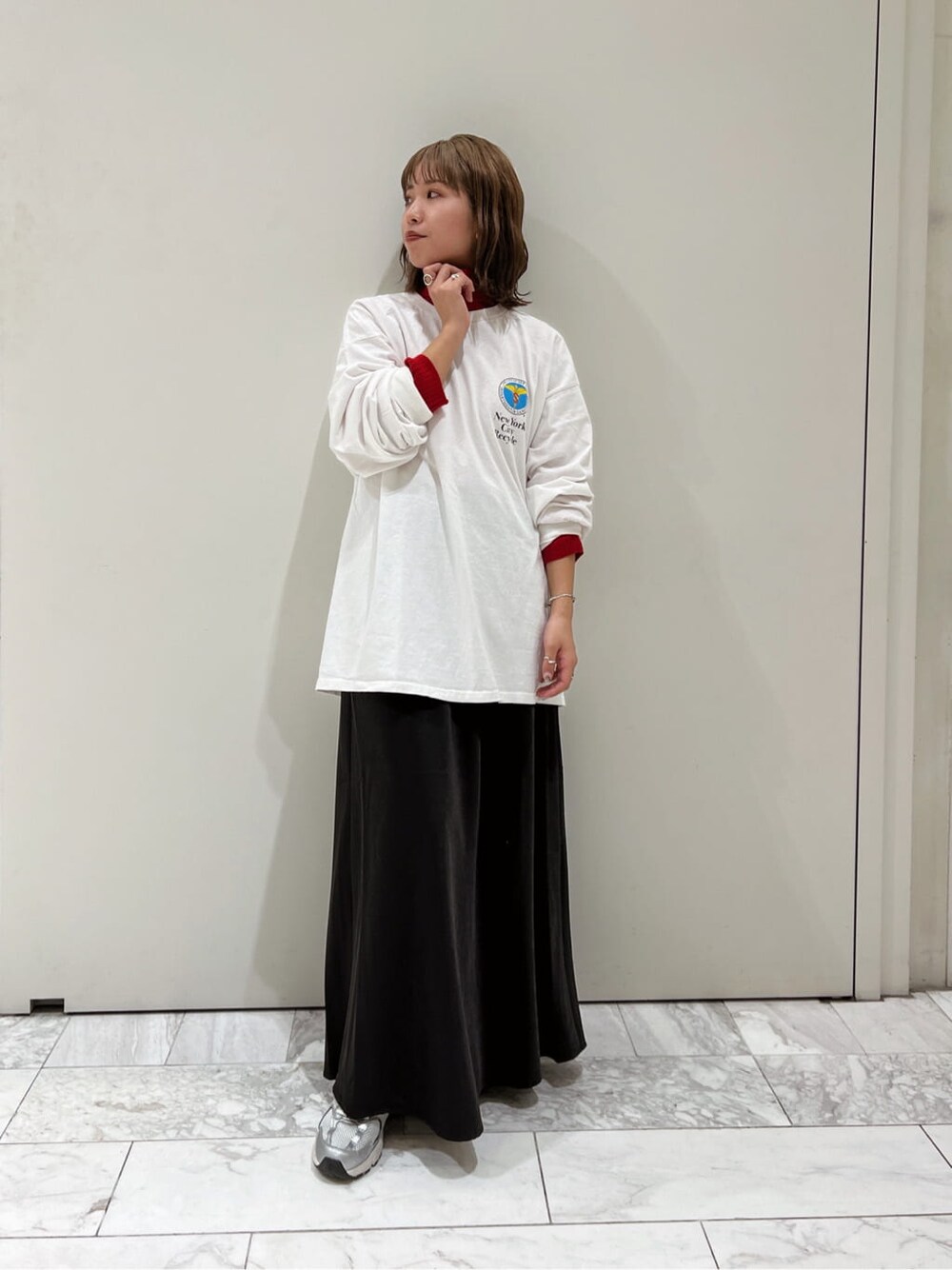 ブラック系のスカート、ブラック系のMA-1、レッド系のニット/セーターを着用したレディースの秋コーディネートの7枚目の写真