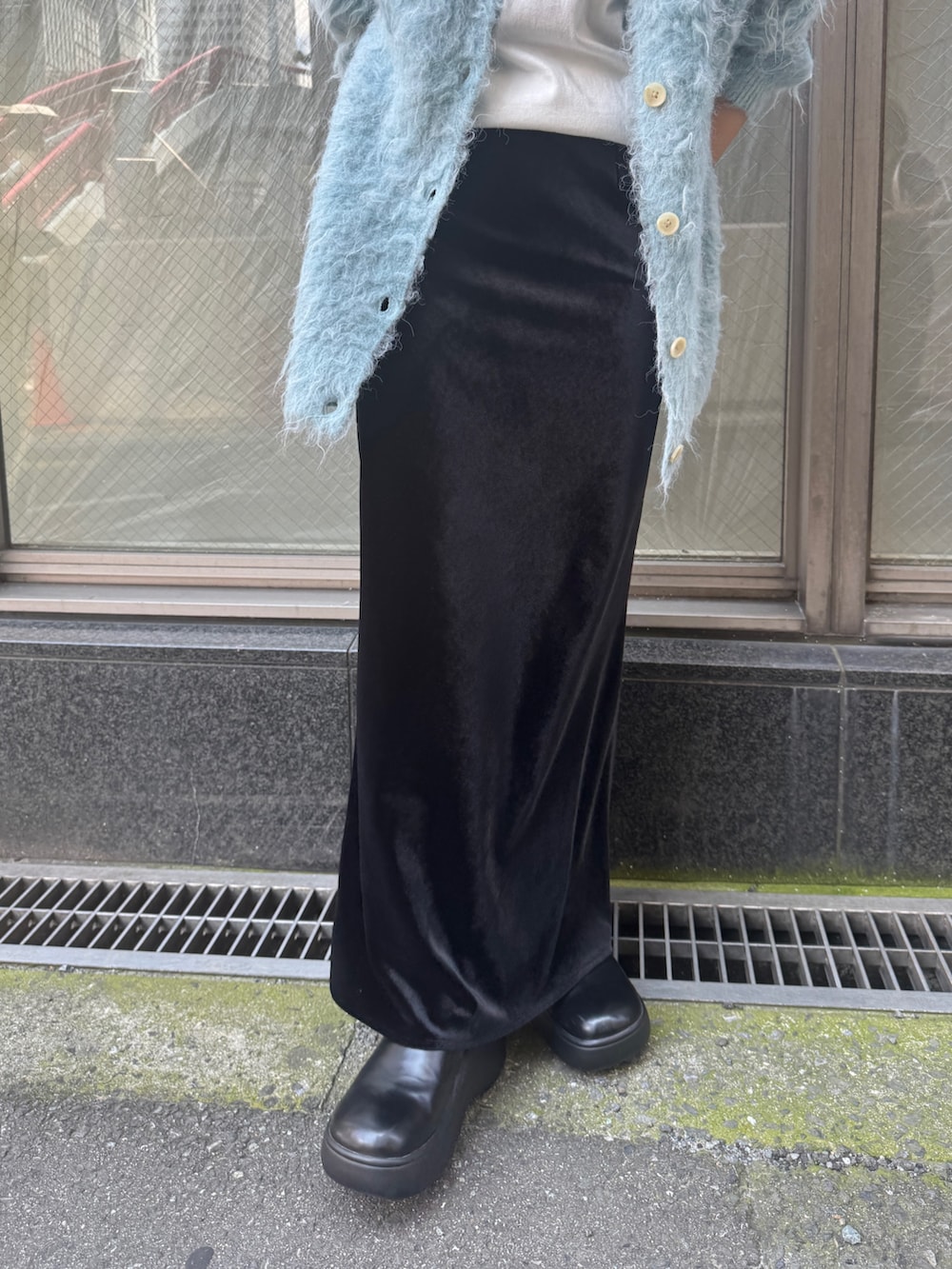 ホワイト系のTシャツ/カットソー、ブラック系のスカート、ブルー系のカーディガン/ボレロを着用したレディースの夏コーディネートの10枚目の写真