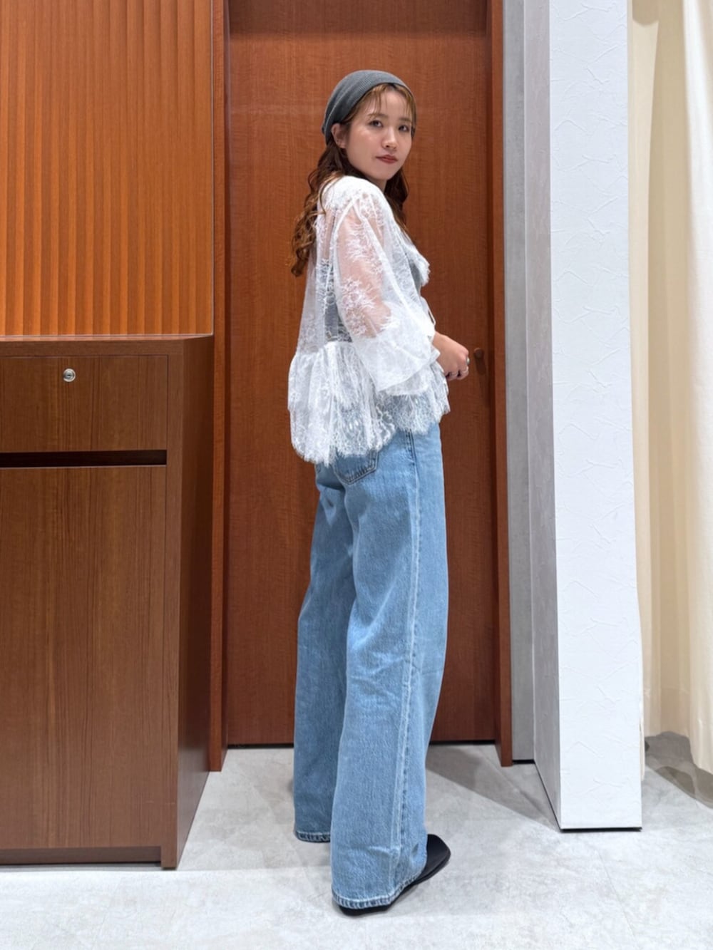 ブルー系のデニムパンツ、ブルー系のデニムジャケット、ホワイト系のシャツ/ブラウスを着用したレディースの夏コーディネートの7枚目の写真