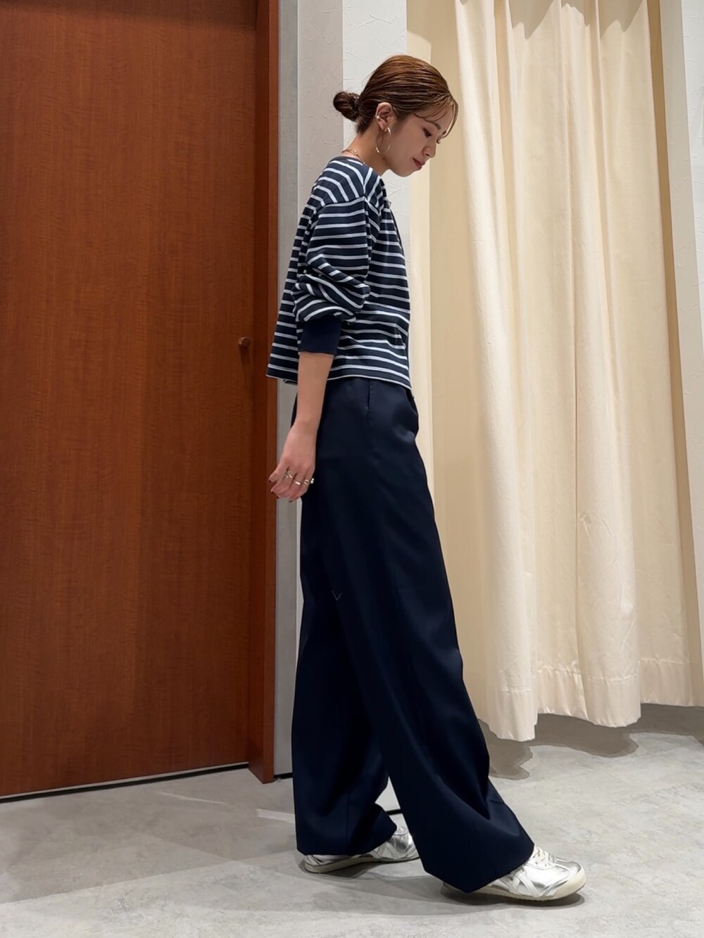 ブルー系のカーディガン/ボレロ、ブルー系のその他パンツを着用したレディースの春コーディネートの3枚目の写真