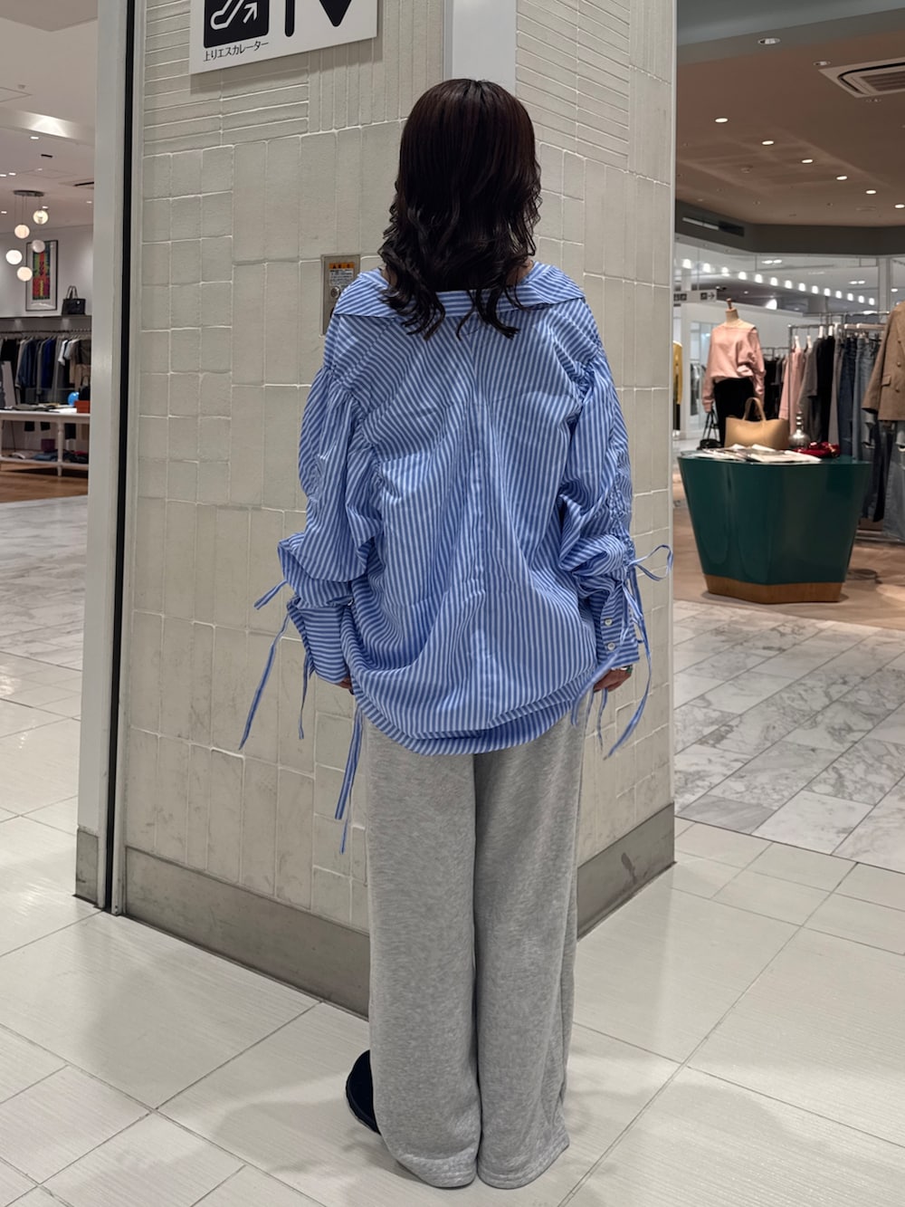 グレー系のスウェットパンツ、その他のシャツ/ブラウス、ブラック系のスリッポンを着用したレディースの秋コーディネートの4枚目の写真