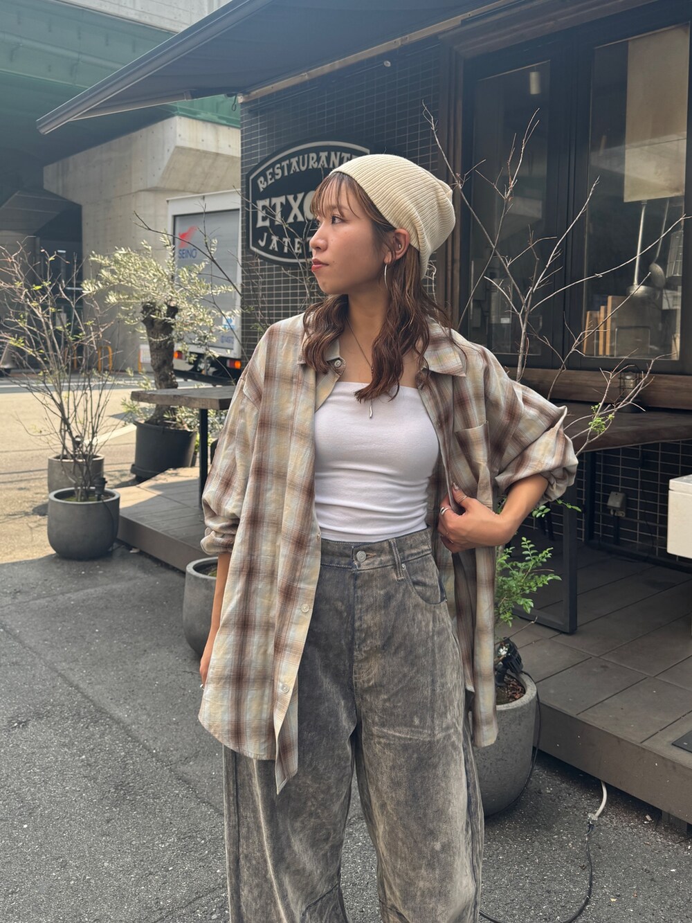 ベージュ系のデニムパンツ、ブラウン系のシャツ/ブラウス、ベージュ系のスリッポンを着用したレディースの夏コーディネートの8枚目の写真