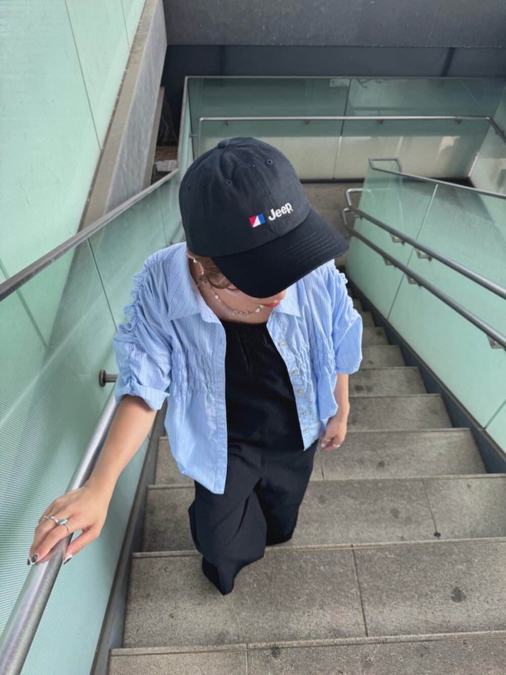 ブラック系のサンダル、ブラック系のサロペット/オーバーオール、ブルー系のシャツ/ブラウスを着用したレディースの夏コーディネートの8枚目の写真