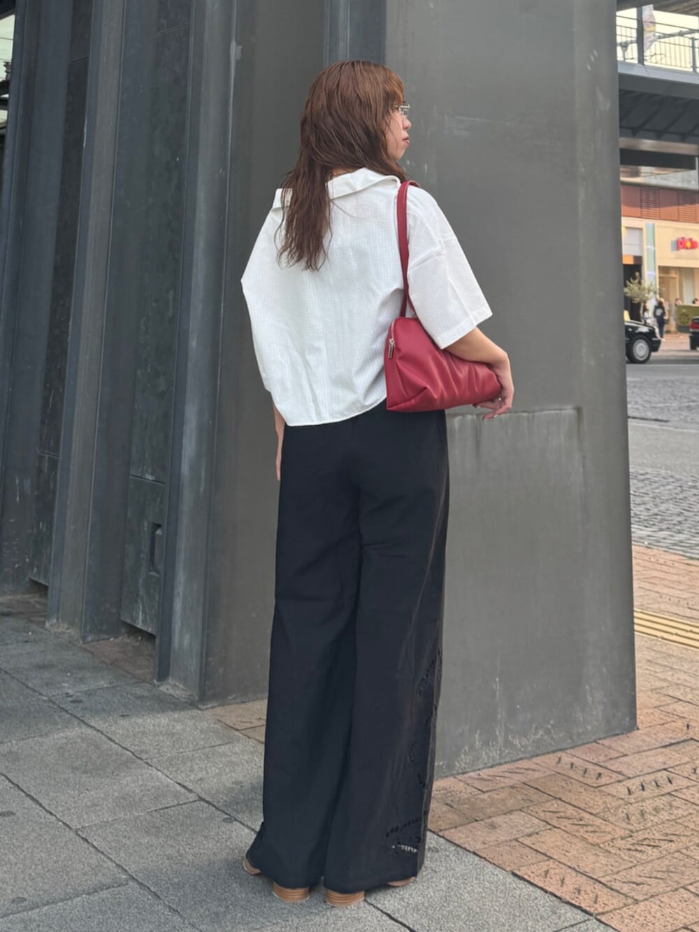 ブラック系のその他パンツ、ホワイト系のシャツ/ブラウス、レッド系のハンドバッグを着用したレディースの春コーディネートの5枚目の写真