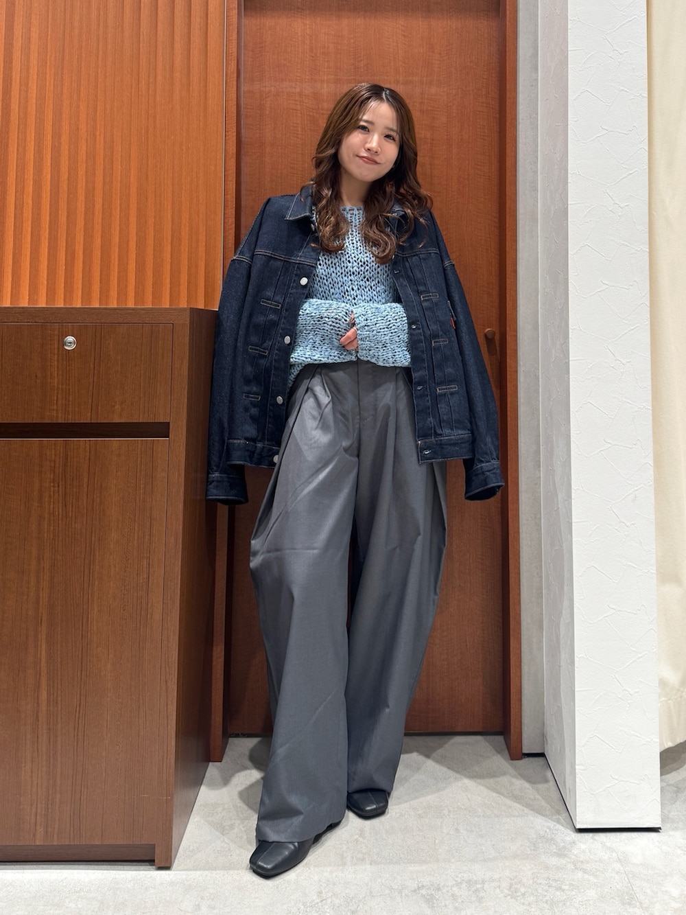 グレー系のその他パンツ、ブルー系のニット/セーター、ブルー系のデニムジャケットを着用したレディースの秋コーディネートの6枚目の写真