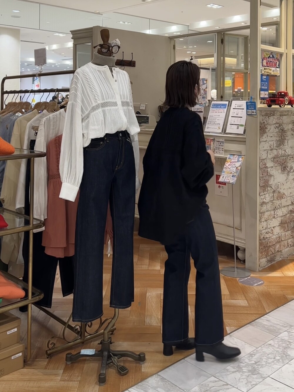 ブラック系のシャツ/ブラウス、ブルー系のデニムパンツを着用したレディースの冬コーディネートの3枚目の写真