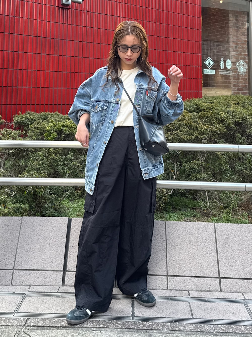 ブラック系のその他パンツ、ブルー系のデニムジャケット、ホワイト系のTシャツ/カットソーを着用したレディースの冬コーディネートの7枚目の写真