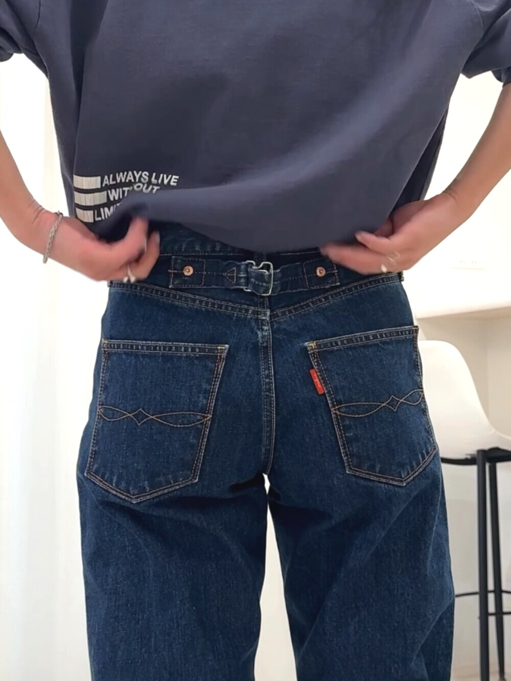 ブルー系のデニムパンツ、ブルー系のTシャツ/カットソー、シルバー系のネックレスを着用したレディースの春コーディネートの4枚目の写真