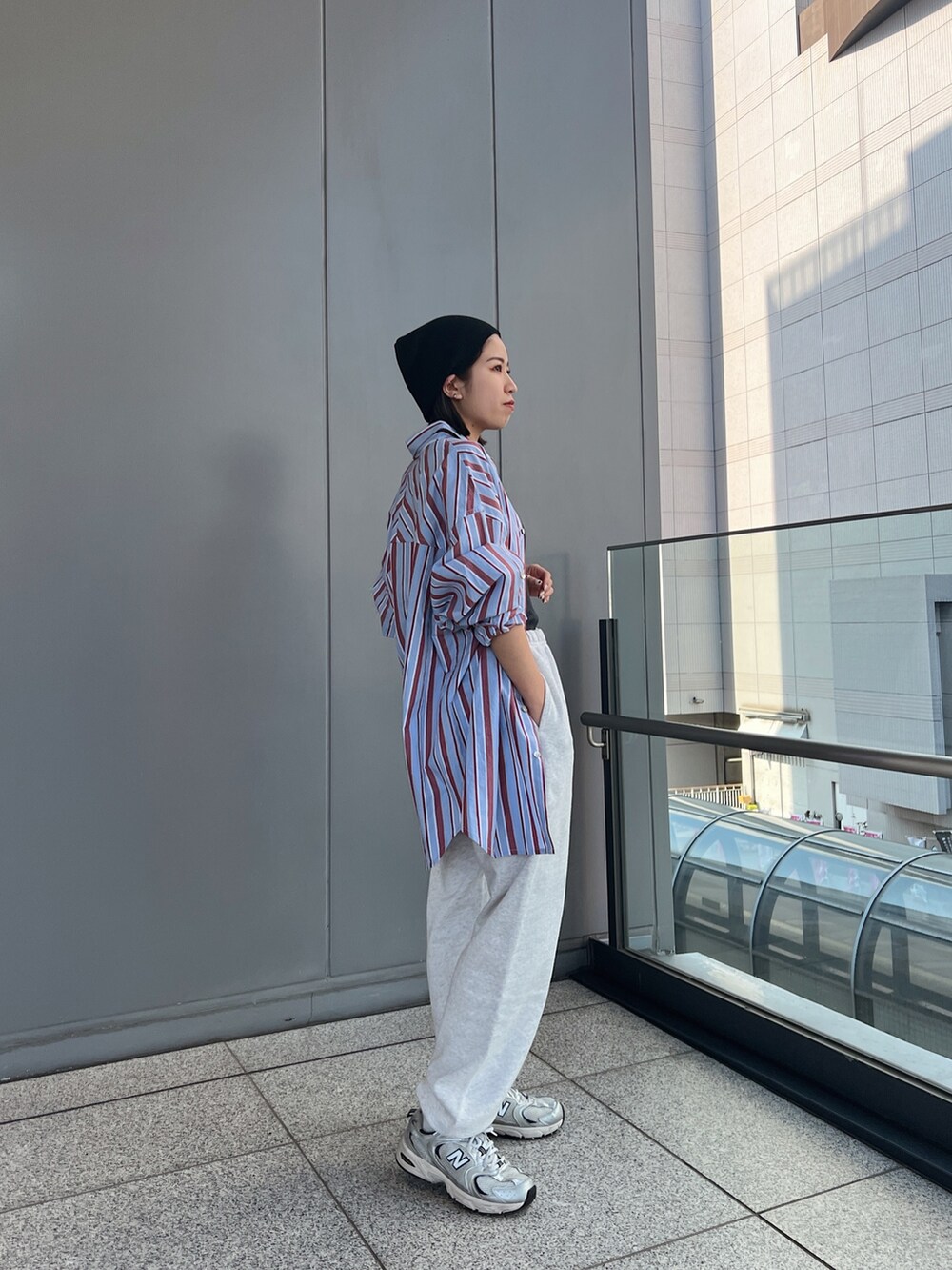 グレー系のスウェットパンツ、ブルー系のシャツ/ブラウス、グレー系のタンクトップを着用したレディースの冬コーディネートの5枚目の写真