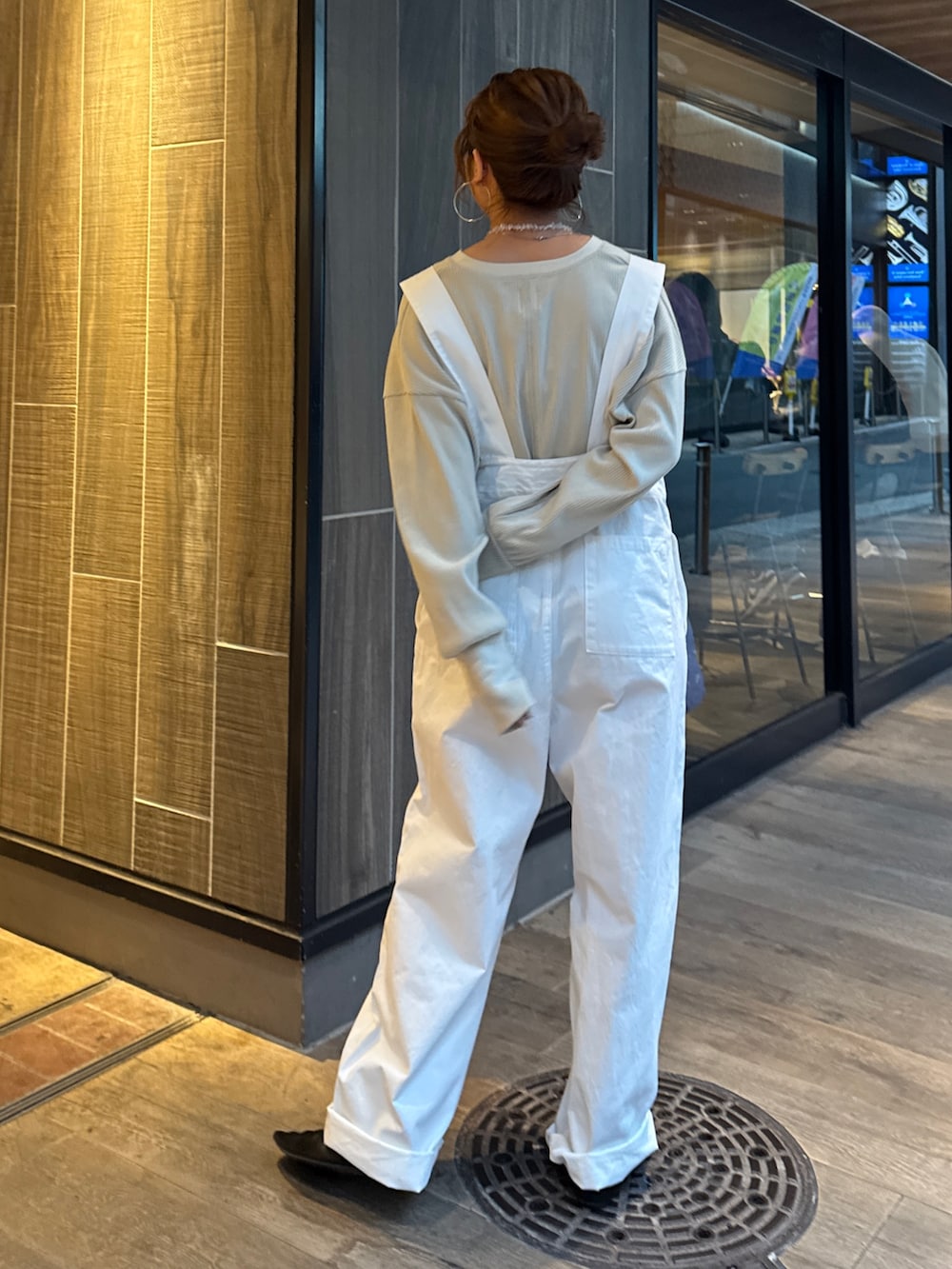 ホワイト系のつなぎ/オールインワン、グレー系のTシャツ/カットソー、その他のネックレスを着用したレディースの冬コーディネートの6枚目の写真