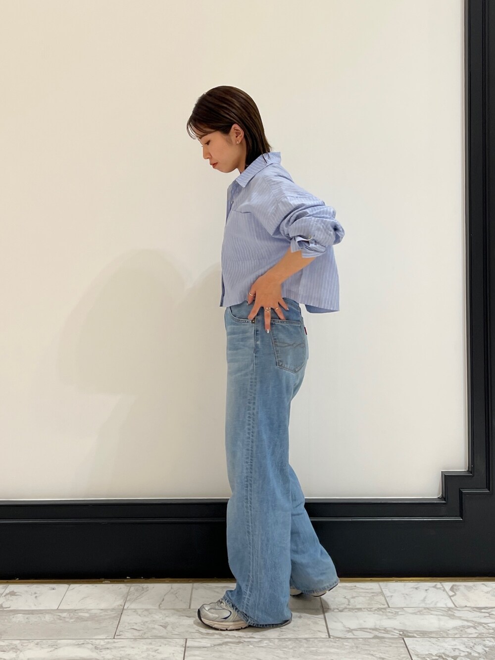 ブルー系のデニムパンツ、その他のシャツ/ブラウスを着用したレディースの春コーディネートの5枚目の写真