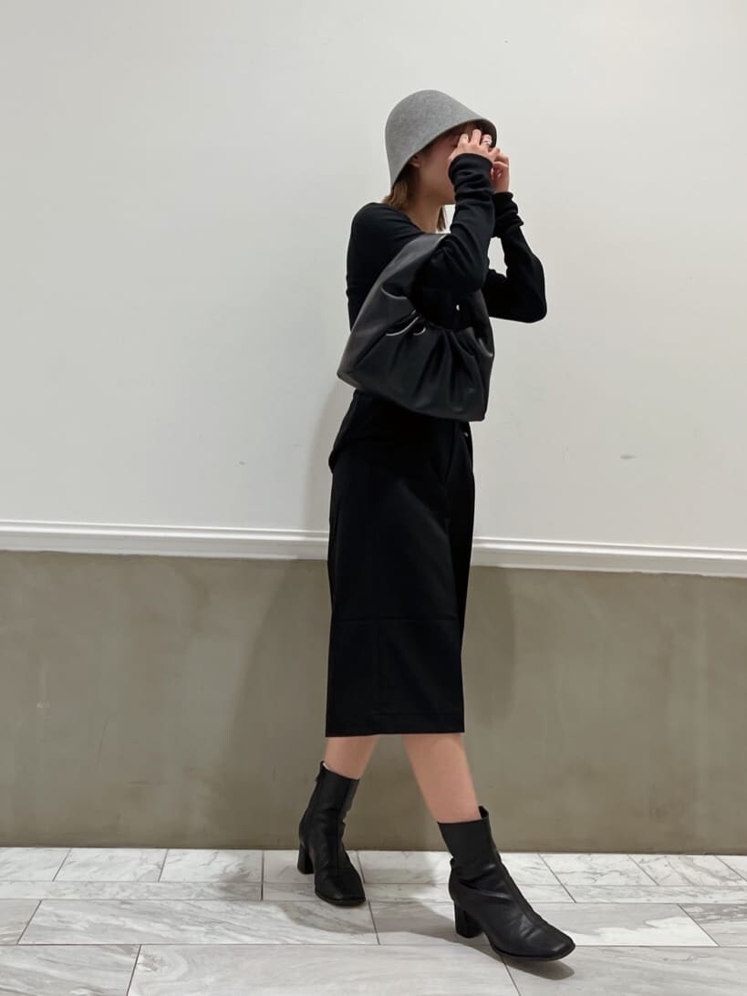 ブラック系のブーツ、ブラック系のカーディガン/ボレロ、ブラック系のその他パンツを着用したレディースの秋コーディネートの8枚目の写真