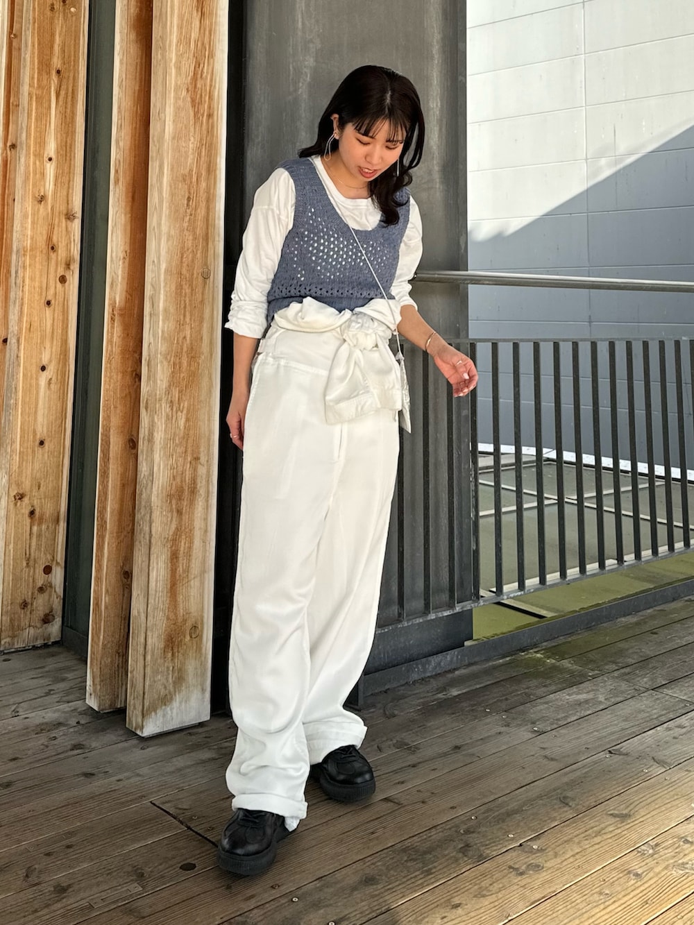 ホワイト系のつなぎ/オールインワン、ブルー系のベスト、シルバー系のショルダーバッグを着用したレディースの冬コーディネートの7枚目の写真