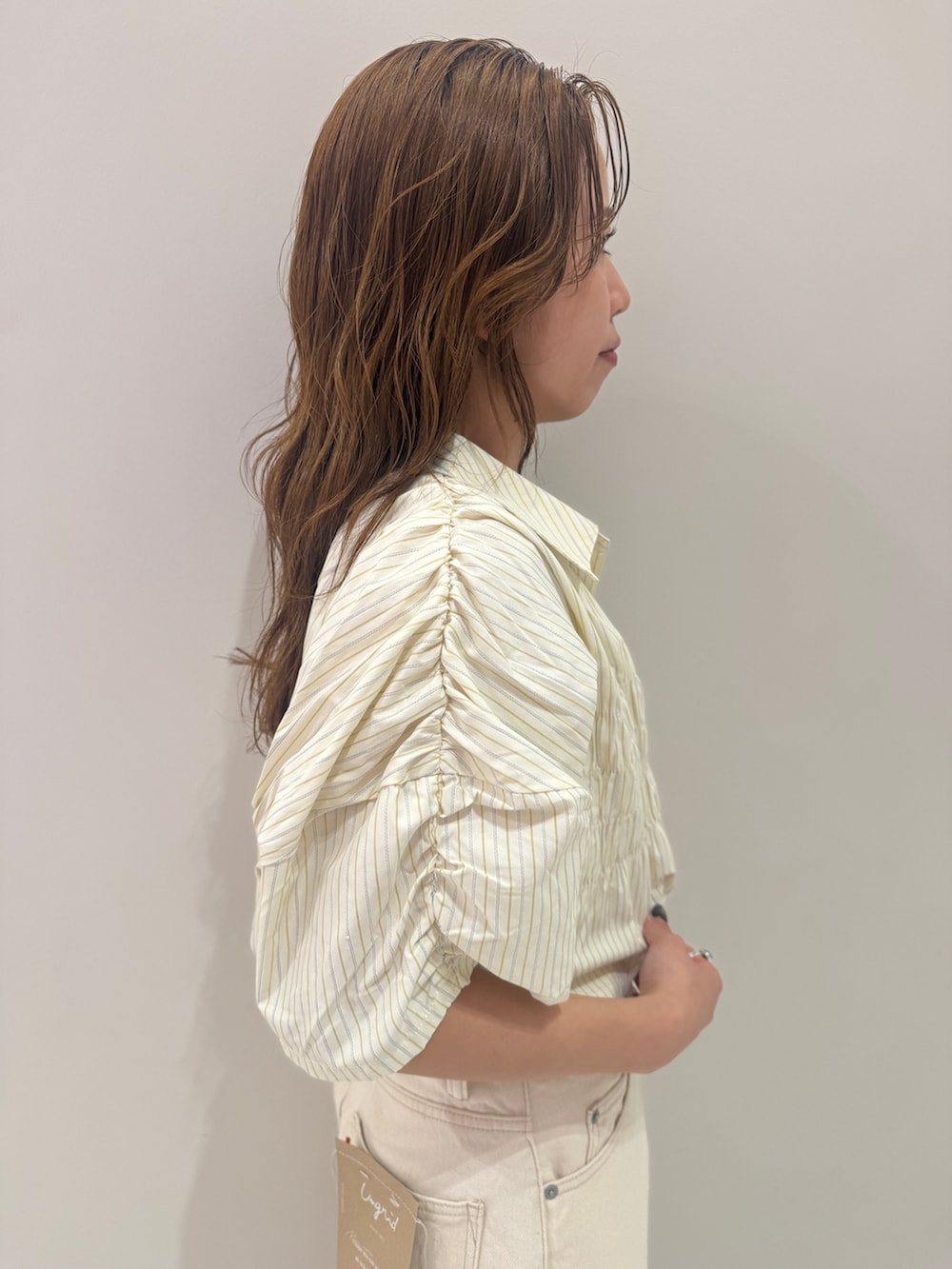 ホワイト系のデニムパンツ、イエロー系のシャツ/ブラウス、イエロー系のサンダルを着用したレディースの春コーディネートの8枚目の写真