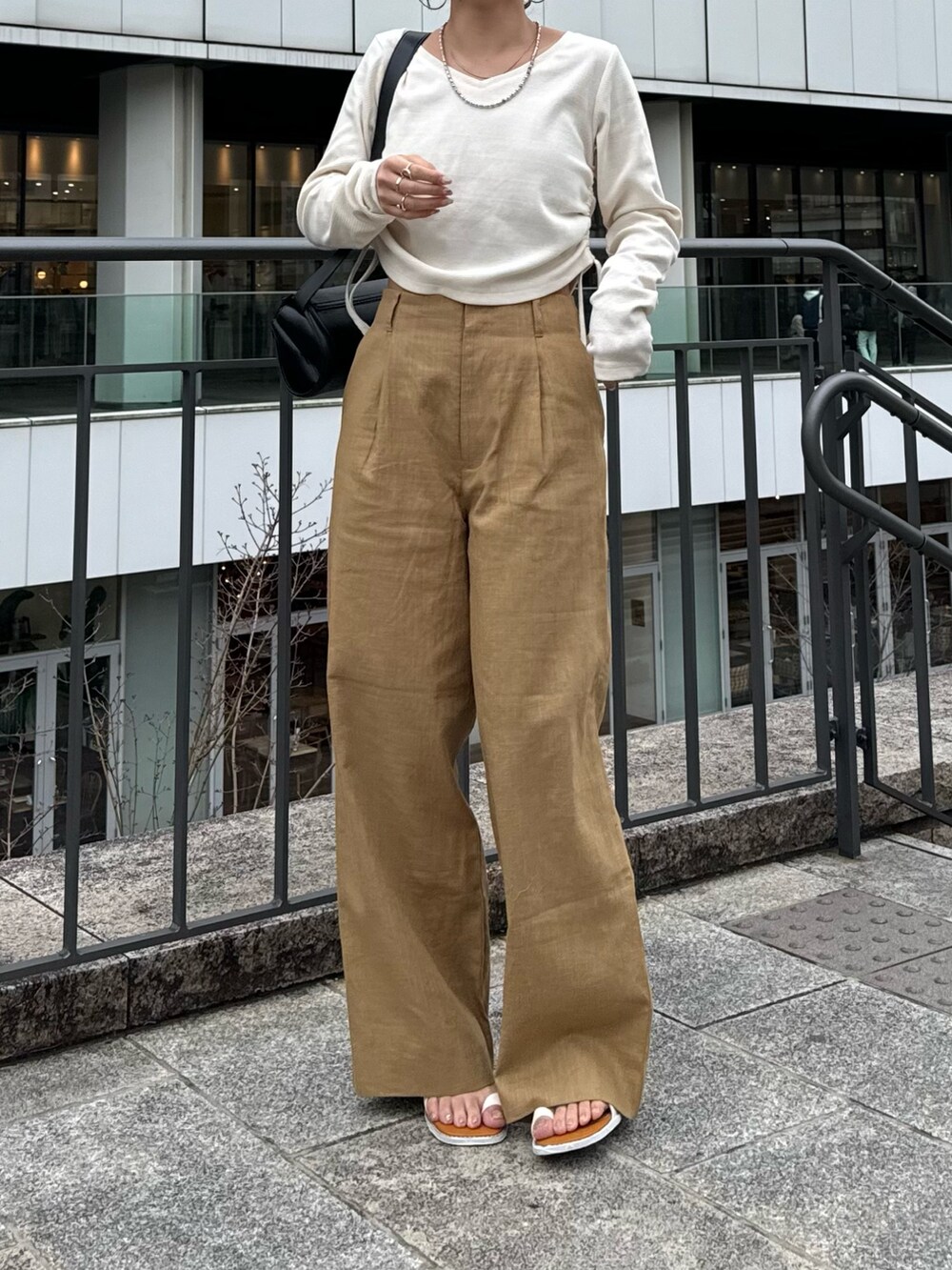 ベージュ系のテーラードジャケット、ベージュ系のその他パンツ、ホワイト系のTシャツ/カットソーを着用したレディースの春コーディネートの5枚目の写真