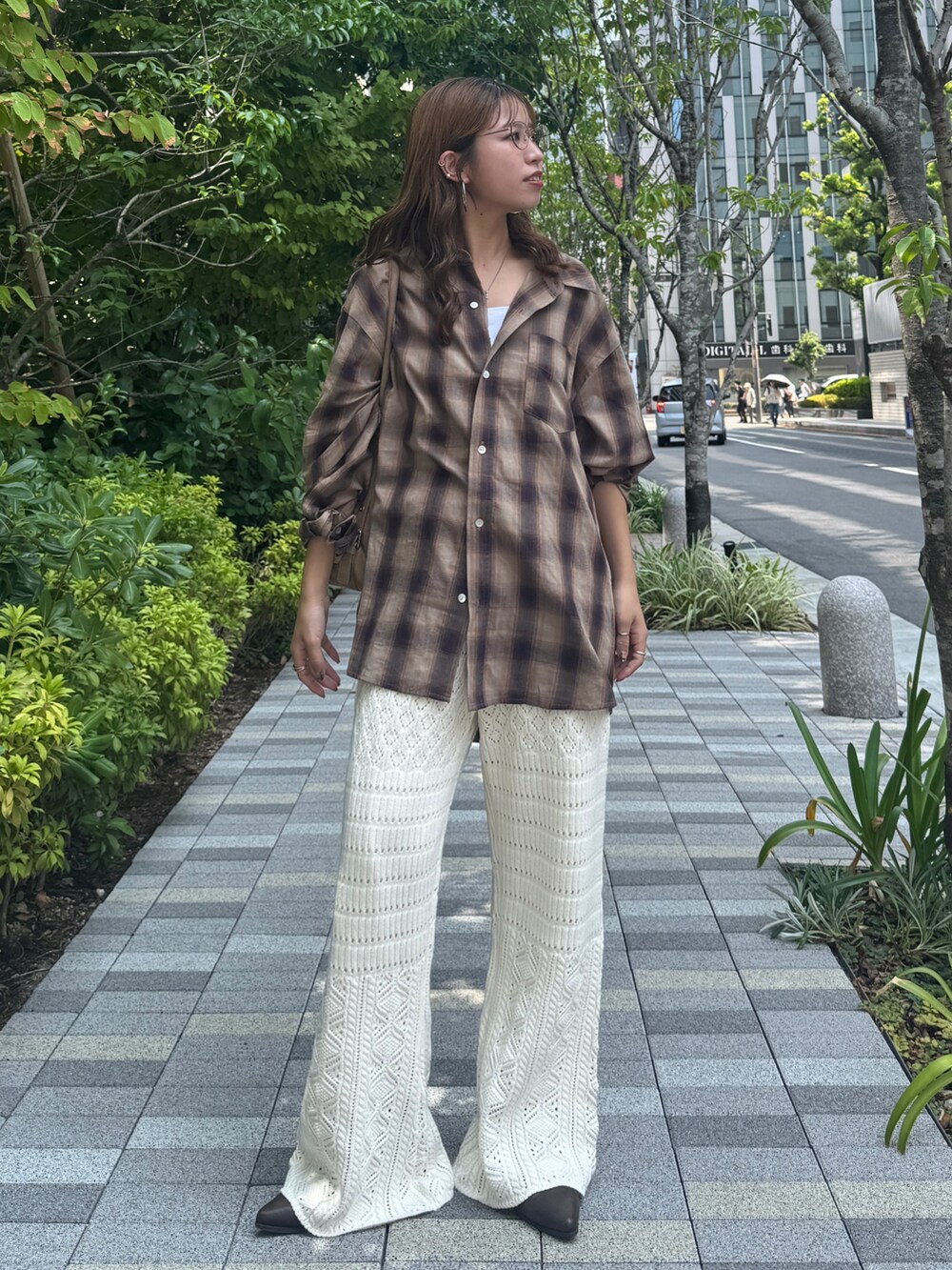 ブルー系のシャツ/ブラウス、ホワイト系のその他パンツ、ブラウン系のブーツを着用したレディースの秋コーディネートの5枚目の写真