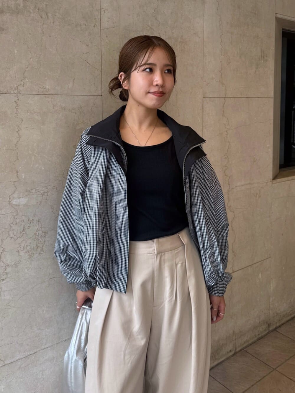 ベージュ系のその他パンツ、その他のブルゾンを着用したレディースの夏コーディネートの6枚目の写真
