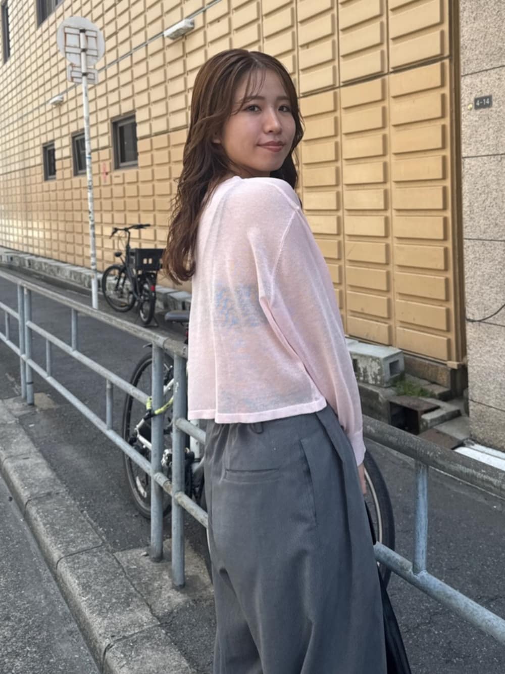 その他のサンダル、グレー系のその他パンツ、ブラック系のハンドバッグを着用したレディースの春コーディネートの6枚目の写真