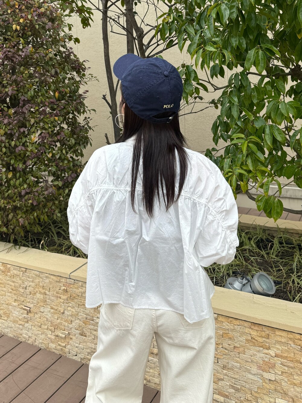 ホワイト系のデニムパンツ、ホワイト系のシャツ/ブラウスを着用したレディースの春コーディネートの6枚目の写真