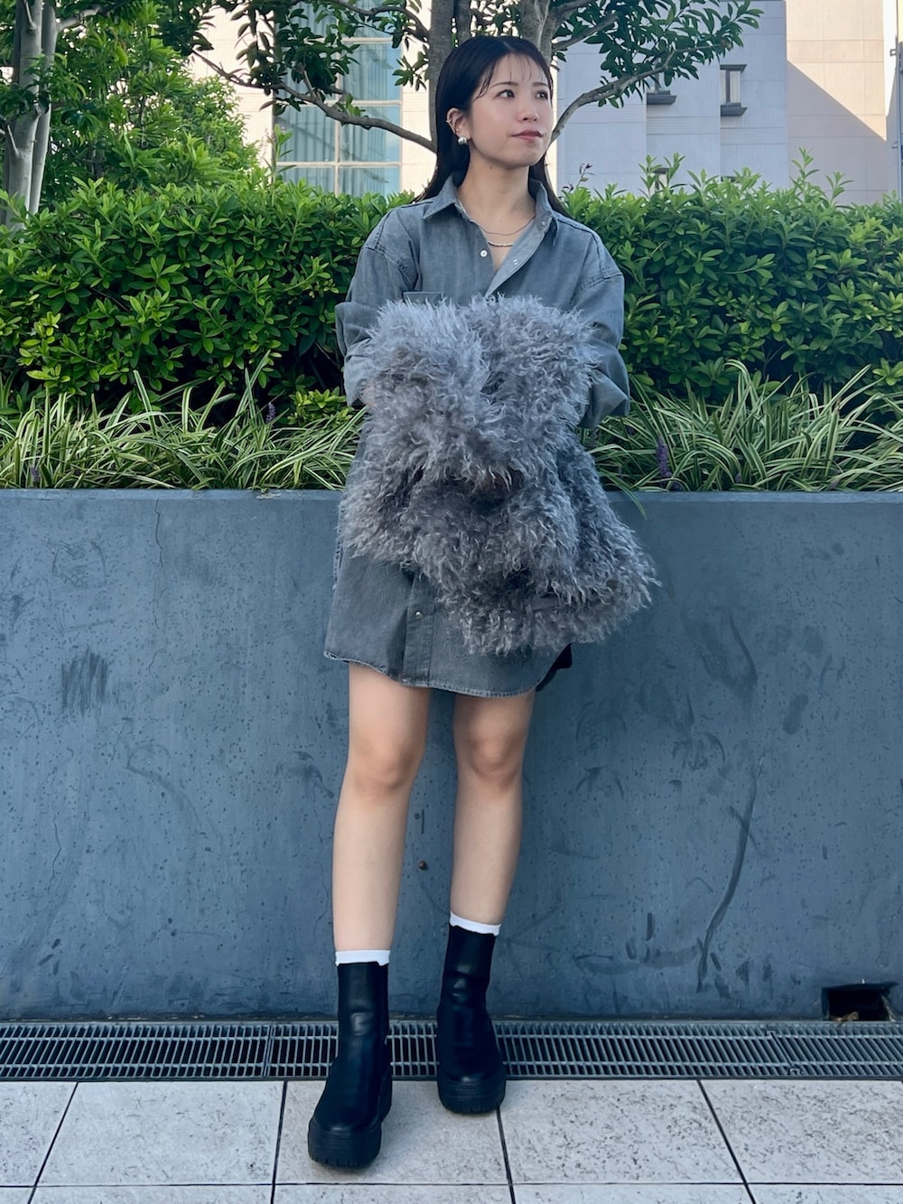 ブラック系のシャツ/ブラウス、グレー系のベストを着用したレディースの秋コーディネートの5枚目の写真