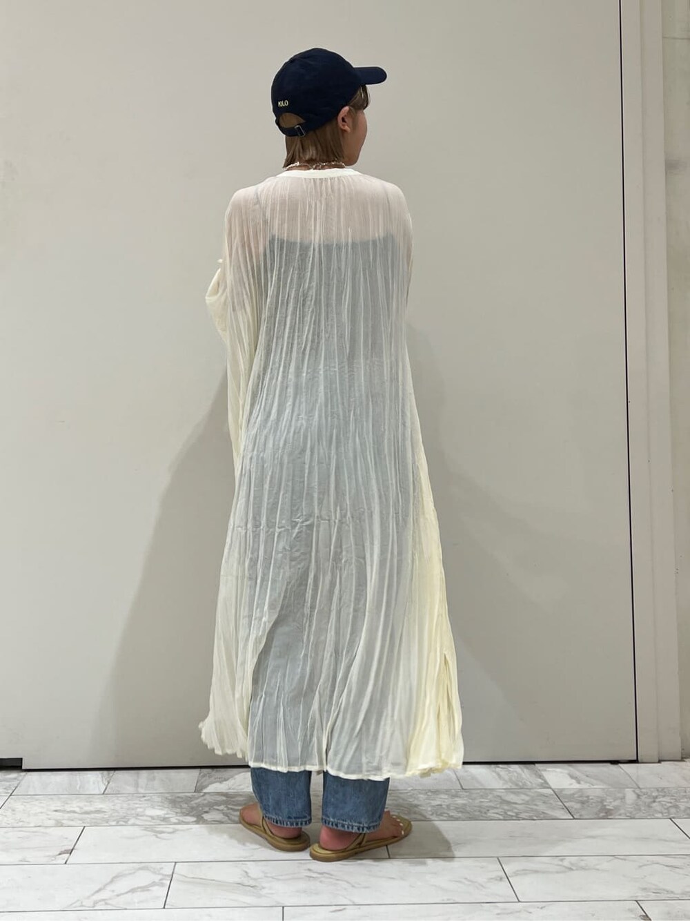 ブルー系のデニムパンツ、グリーン系のサンダル、ブラック系のキャミソールを着用したレディースの夏コーディネートの6枚目の写真