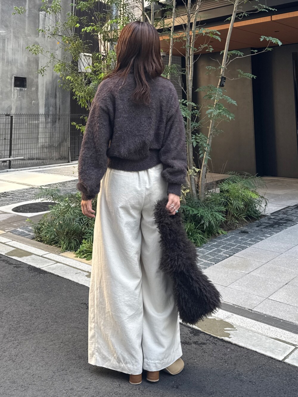 ホワイト系のその他パンツ、ブラウン系のカーディガン/ボレロを着用したレディースの秋コーディネートの4枚目の写真