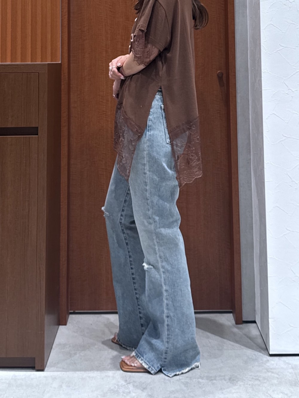 ブラウン系のTシャツ/カットソー、ブルー系のデニムパンツ、その他のサンダルを着用したレディースの夏コーディネートの7枚目の写真