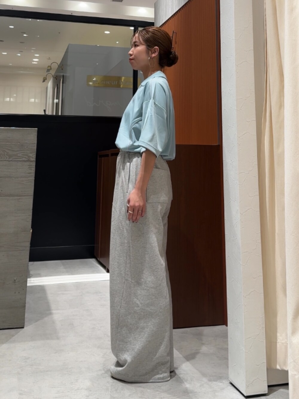 グレー系のスウェットパンツ、ブルー系のシャツ/ブラウスを着用したレディースの春コーディネートの5枚目の写真