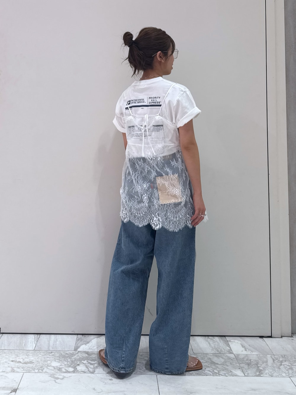 ホワイト系のTシャツ/カットソー、ホワイト系のキャミソール、その他のサンダルを着用したレディースの夏コーディネートの4枚目の写真