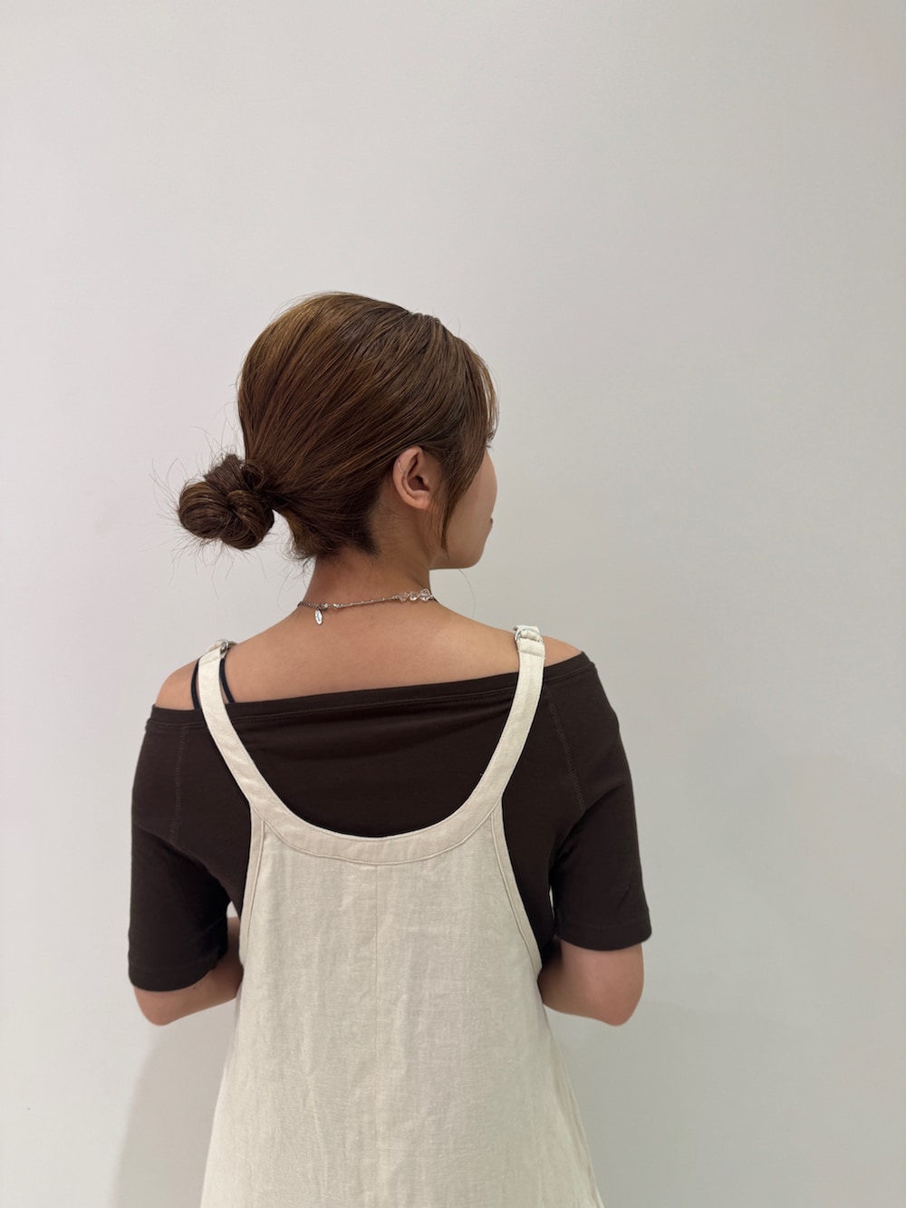 その他のサンダル、ブルー系のデニムパンツ、ブラウン系のTシャツ/カットソーを着用したレディースの春コーディネートの8枚目の写真