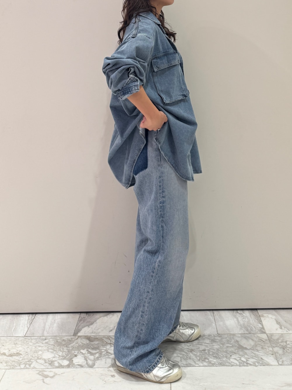 ブルー系のデニムパンツ、ブルー系のシャツ/ブラウスを着用したレディースの秋コーディネートの3枚目の写真