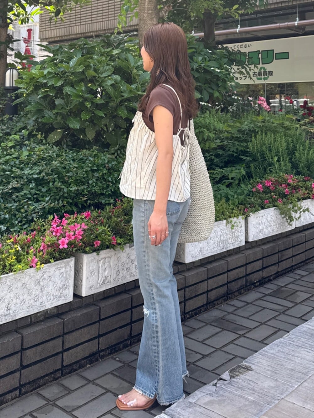その他のサンダル、ブルー系のデニムパンツ、ホワイト系のキャミソールを着用したレディースの春コーディネートの5枚目の写真